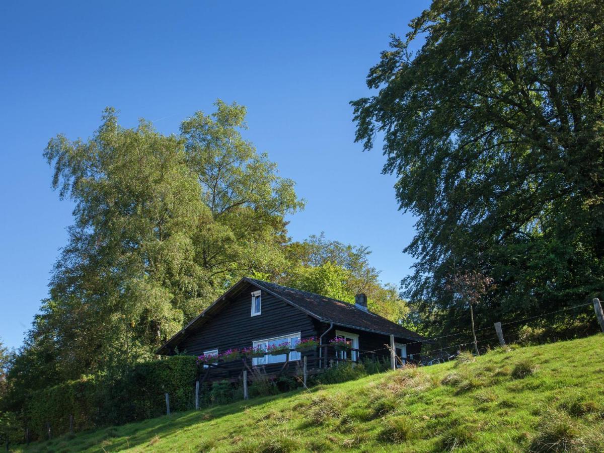 Open wooden chalet built against a hill Villa Francorchamps Buitenkant foto