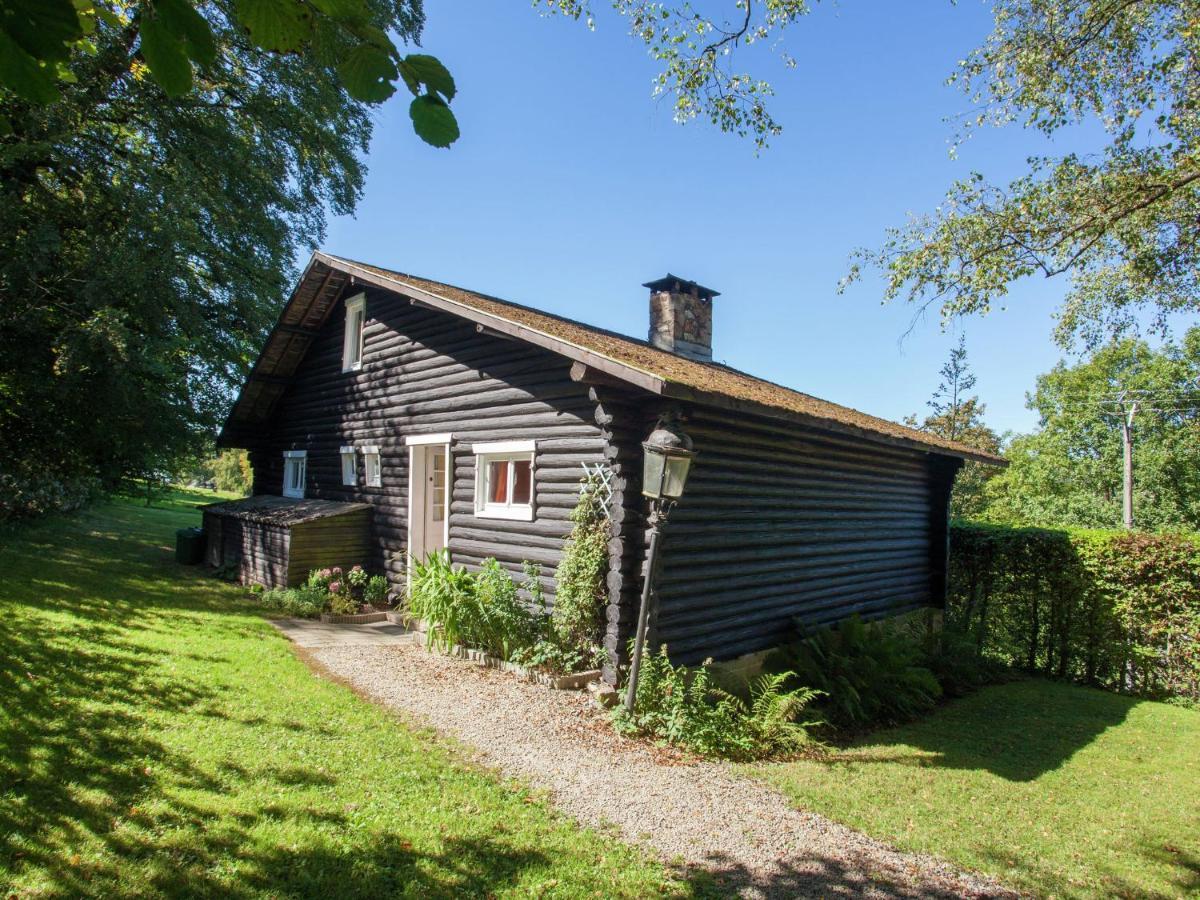 Open wooden chalet built against a hill Francorchamps Buitenkant foto