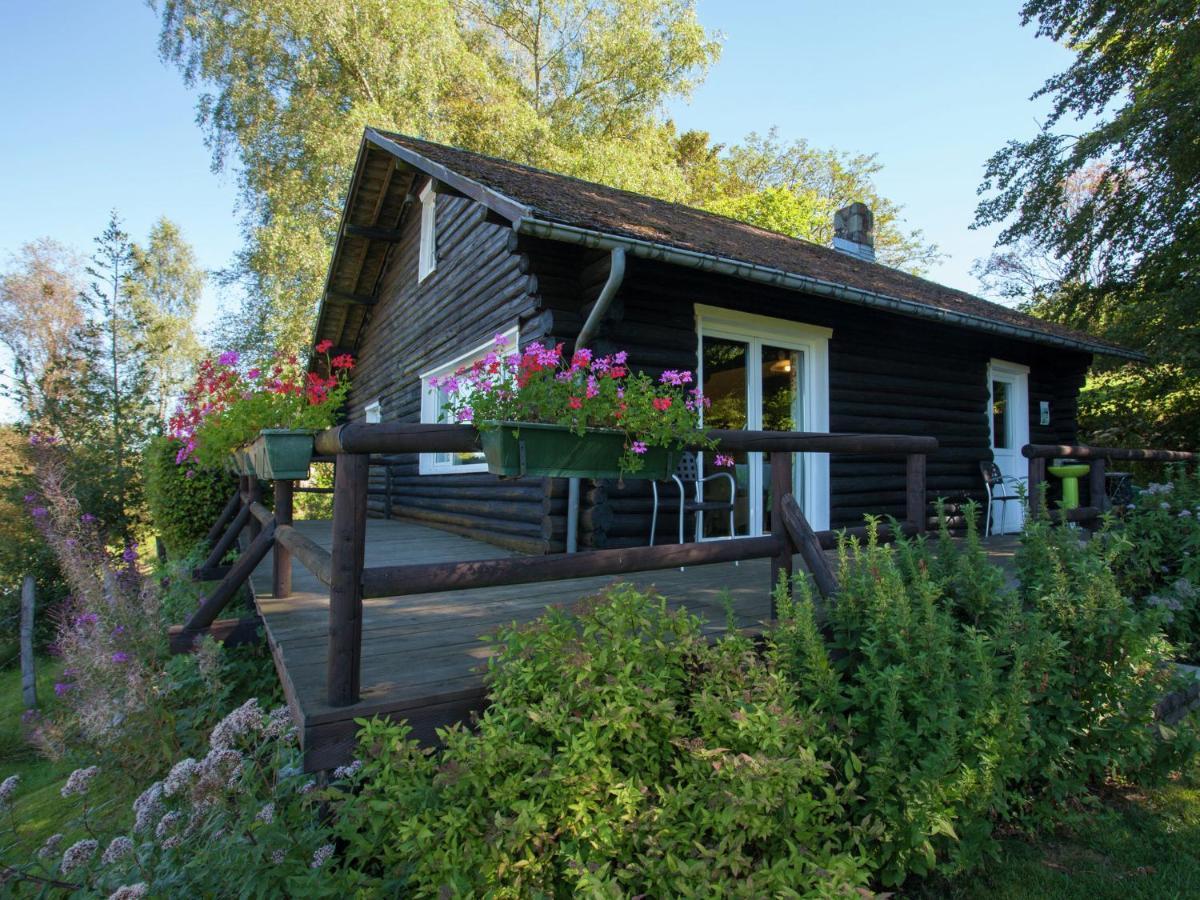 Open wooden chalet built against a hill Francorchamps Buitenkant foto