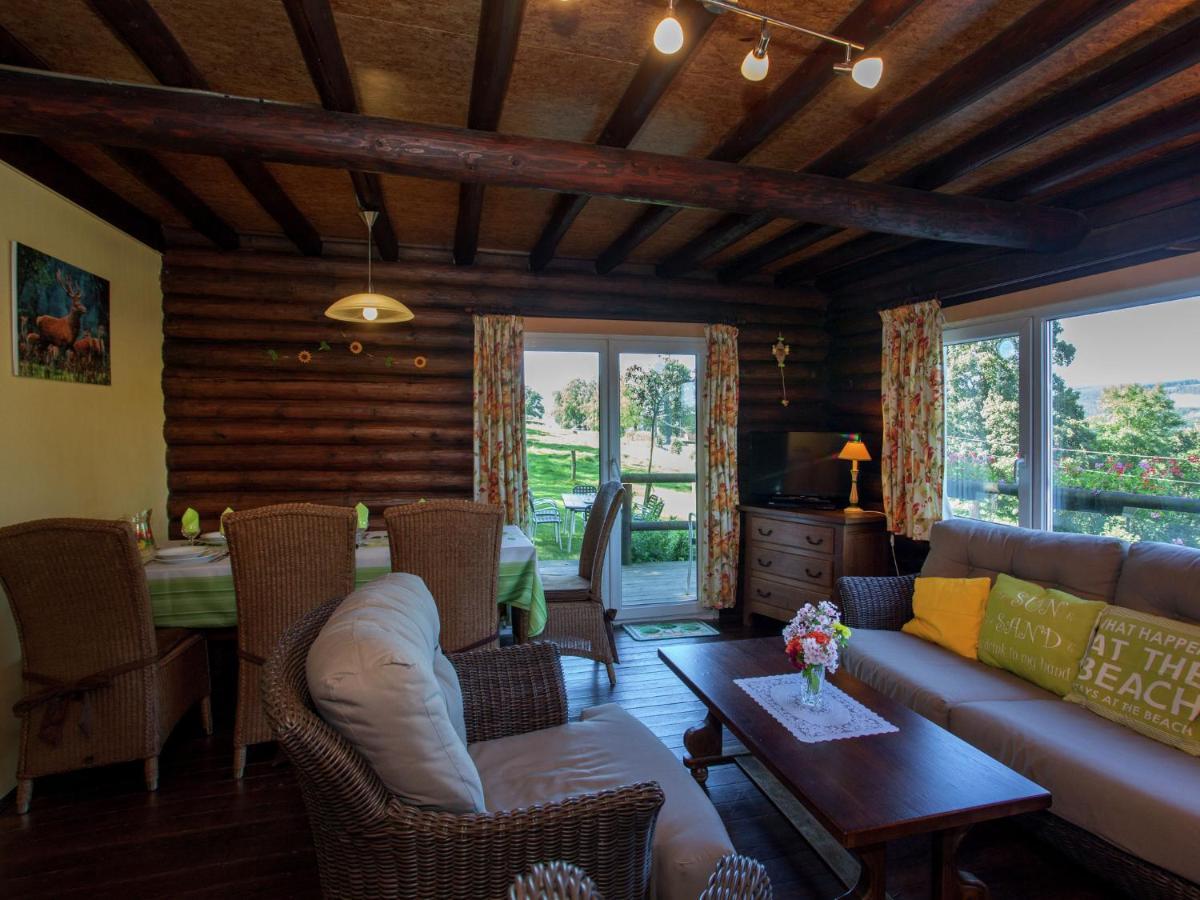 Open wooden chalet built against a hill Francorchamps Buitenkant foto