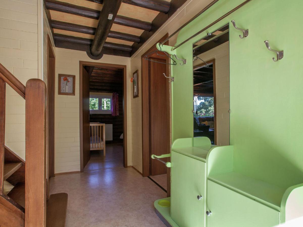 Open wooden chalet built against a hill Francorchamps Buitenkant foto