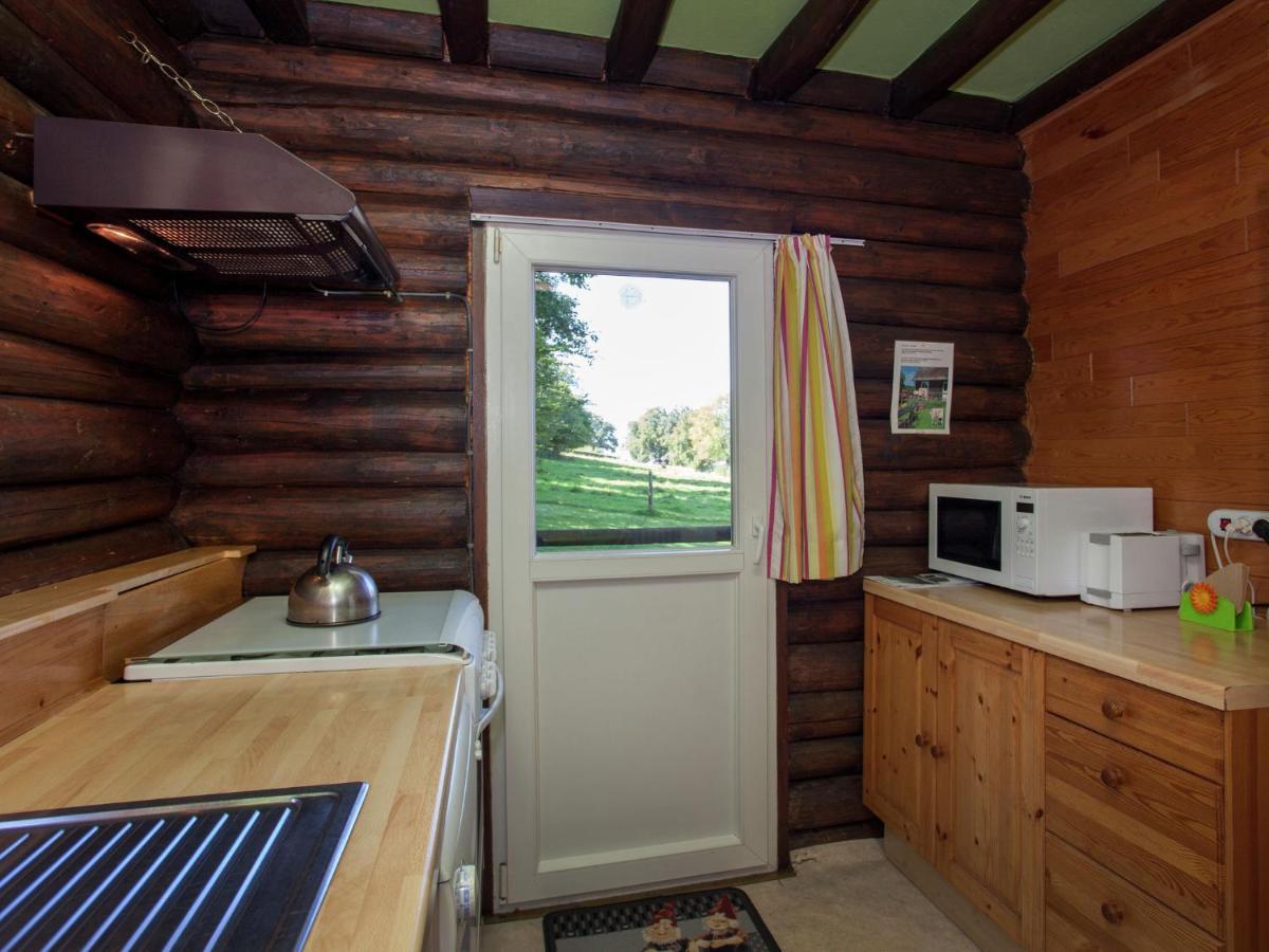 Open wooden chalet built against a hill Villa Francorchamps Buitenkant foto