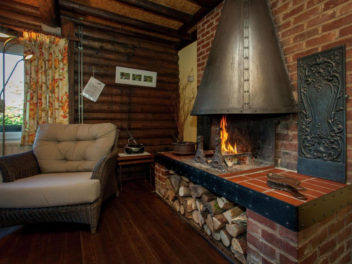 Open wooden chalet built against a hill Villa Francorchamps Buitenkant foto