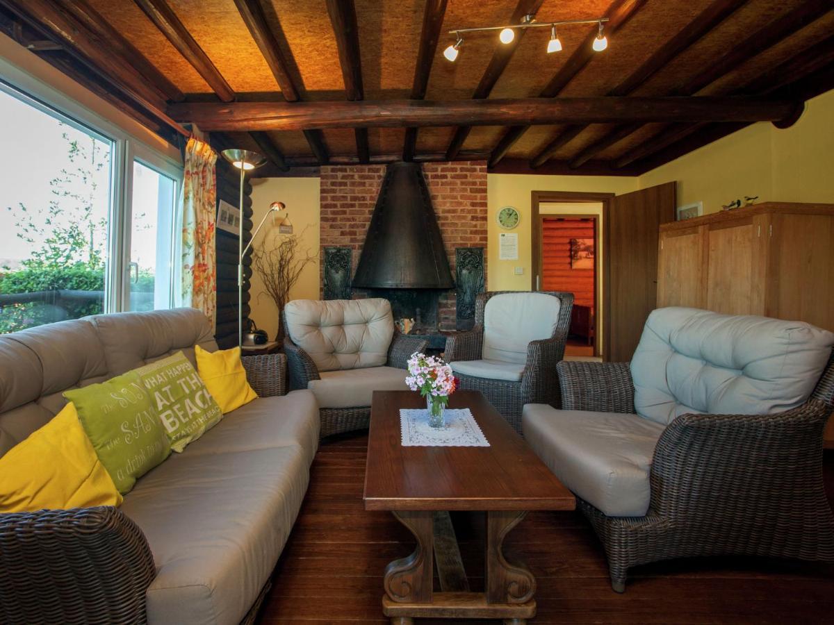 Open wooden chalet built against a hill Francorchamps Buitenkant foto