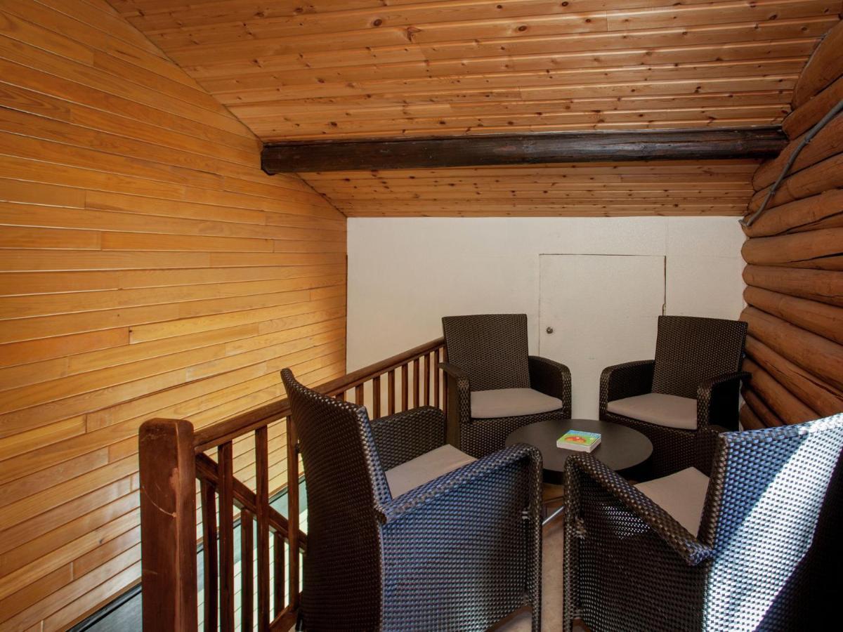 Open wooden chalet built against a hill Villa Francorchamps Buitenkant foto