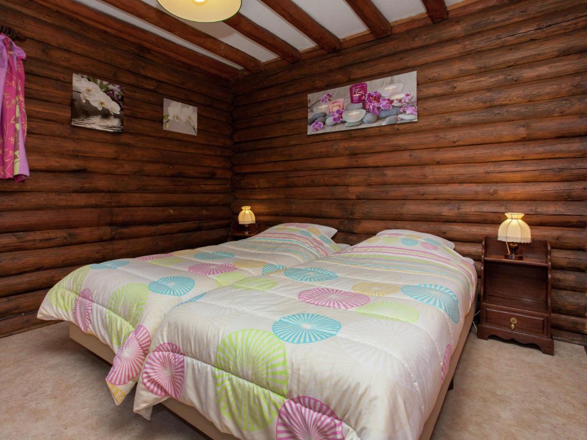 Open wooden chalet built against a hill Francorchamps Buitenkant foto
