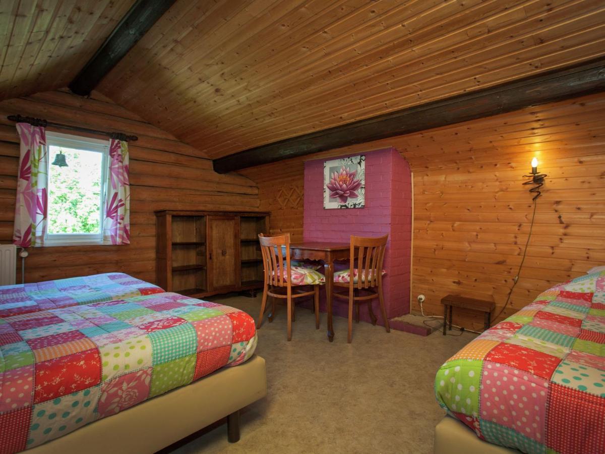 Open wooden chalet built against a hill Francorchamps Buitenkant foto
