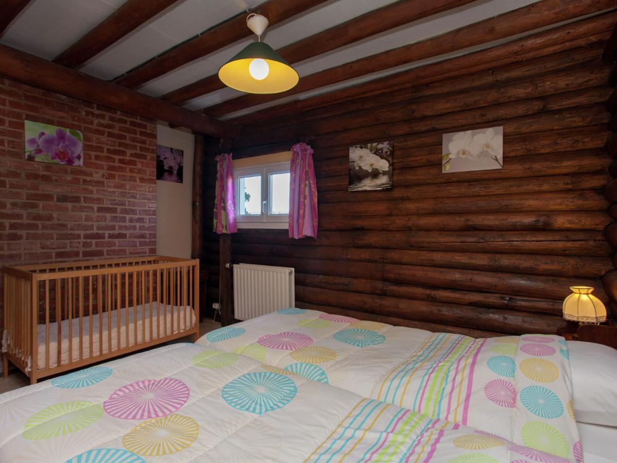 Open wooden chalet built against a hill Francorchamps Buitenkant foto