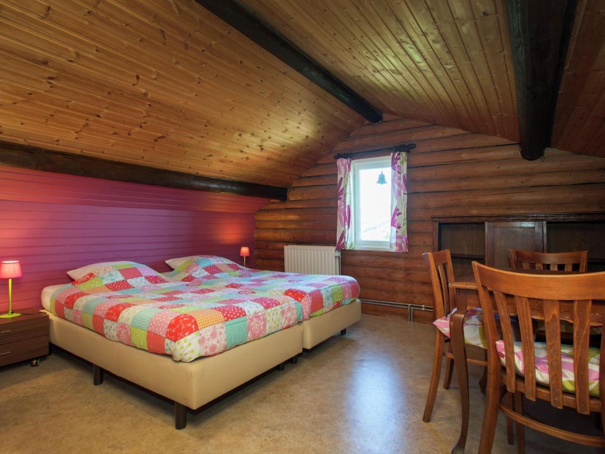 Open wooden chalet built against a hill Francorchamps Buitenkant foto