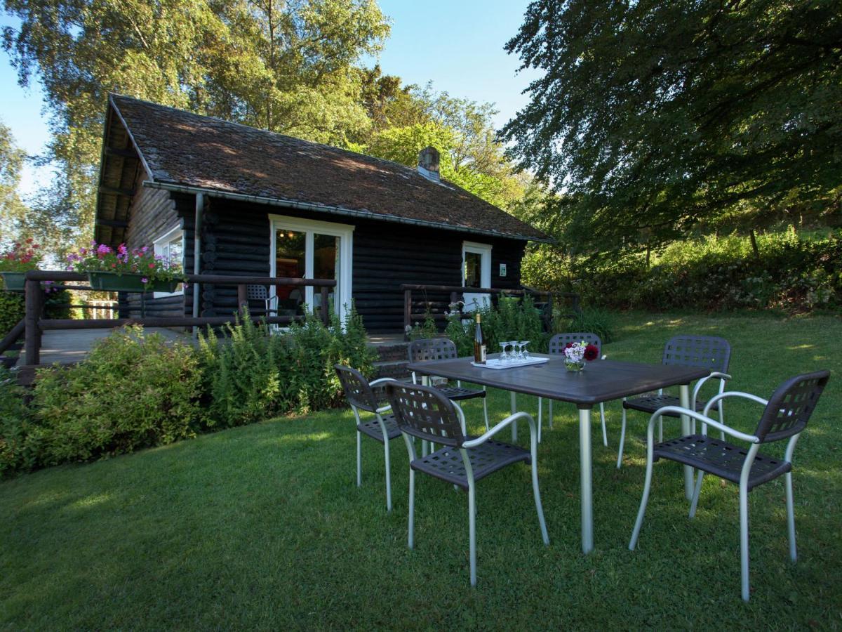 Open wooden chalet built against a hill Francorchamps Buitenkant foto