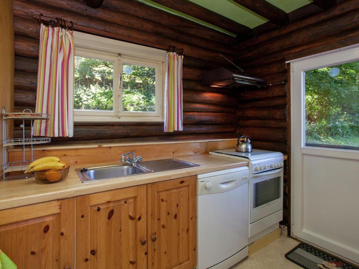 Open wooden chalet built against a hill Villa Francorchamps Buitenkant foto