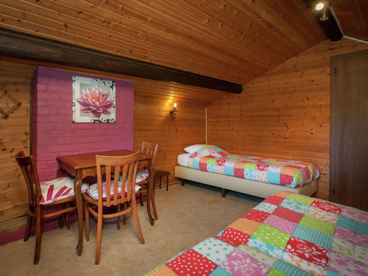 Open wooden chalet built against a hill Francorchamps Buitenkant foto
